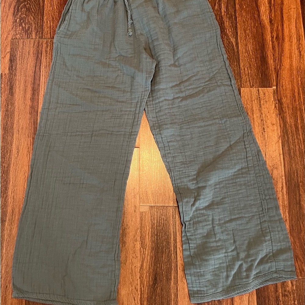 Elegant Wide Leg Pants in Green - Picture 2 of 3